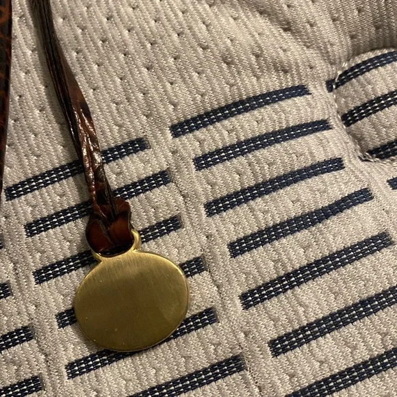 Beautiful leather Brahmin bag. Two zippers on top and 4 pockets on the inside. - Picture 9 of 10